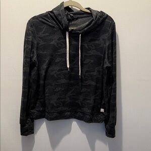 Vuori essential halo hoodie in size medium